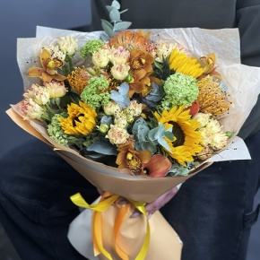 Букет "Сочиняй мечты" из подсолнухов, лейко, вибирнума, орхидей, калл, кустовых роз и талинума в Серпухове