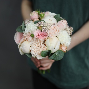 Свадебный букет диантусов, пионов, роз и озатамнуса в Серпухове