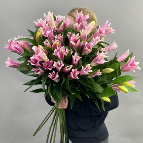 Букет из 17 розовых лилий в Серпухове