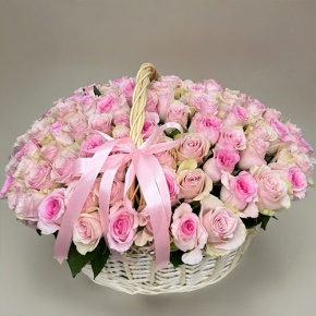 Композиция в корзине из 101 кенийской розы нежный микс (40 см) в Серпухове