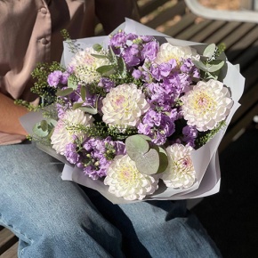 Букет "Совершенство" из георгин и ароматных маттиол в Серпухове