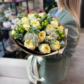 Букет "Мичиган" из пионовидных роз Баттеркап, озатамнуса, оксипеталума и гиперикума в Серпухове