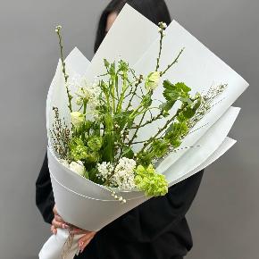 Белый букет с сиренью, ранункулюсами и тюльпанами в Серпухове