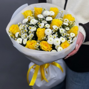 Букет "Синди" из лимонных роз, ромашек и хризантем сантини в Серпухове