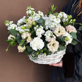 Композиция в корзине "Фея" из маттиол, диантусов, эустом и эвкалипта в Серпухове