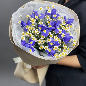 Букет из ирисов и ромашек в Серпухове