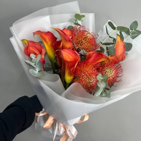 Букет "Империал" из калл, лейко и эвкалипта в Серпухове