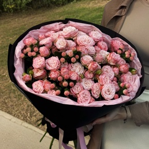 Букет из кустовых роз Бомбастик и гиперикума (50 см) в Серпухове