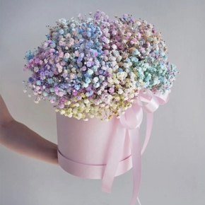 Композиция в шляпной коробке из воздушных радужных гипсофил (цвет коробки в ассортименте) в Серпухове