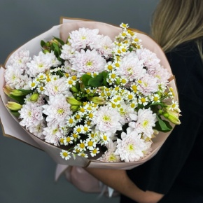 Букет "Сиэтл" из хризантем, альстромерий и ромашек в Серпухове
