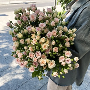 Букет из 31 кустовой розы микс (70 см) в Серпухове