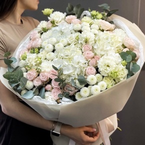 Букет "Пастелла" из кустовых пионовидных роз, Голландской Гортензии, эустомы, хризантемы Ньютон и эвкалипта в Серпухове