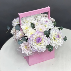 Композиция в ящике из георгин и хризантем в Серпухове