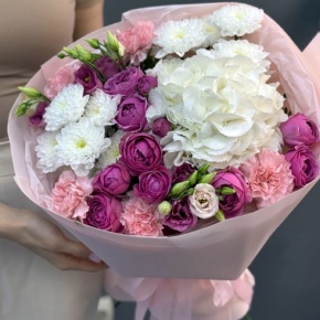 Букет "Вуаль" из хризантемы, кустовых пионовидных роз Мисти Баблз, диантусов, Голландской гортензии и эустом в Серпухове