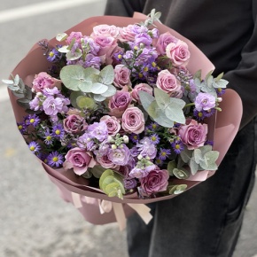 Букет "Хрустальный" из роз, астера и ароматных маттиол в Серпухове