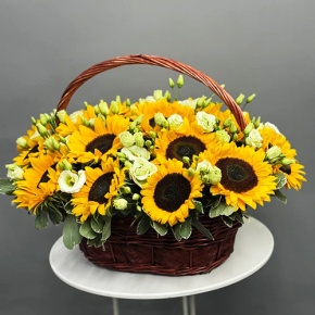 Композиция в корзине из подсолнухов, эустом и питаспорума в Серпухове