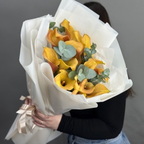 Букет из 17 оранжевых калл с эвкалиптом в Серпухове