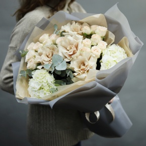 Букет "Вайб" из роз Эквадор Квиксенд, гортензии и кустовых роз в Серпухове