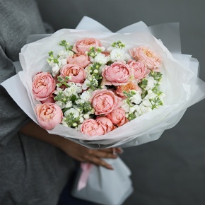 Букет "Наоми" из кустовых пионовидных роз Джульетта и ароматных маттиол в Серпухове