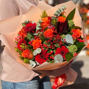 Букет "На заре" из роз, калины, скиммии, гиперикума, сафари, гербер и капса в Серпухове