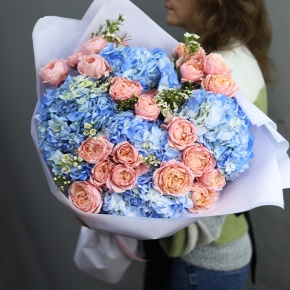 Букет "Тону в твоих глазах" из кустовых пионовидных роз Джульетта, хамелациума и гортензий в Серпухове