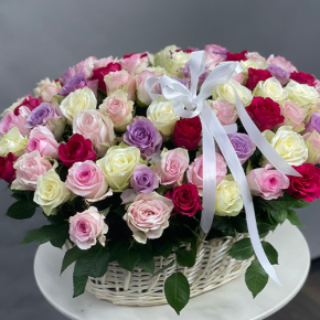 Композиция в корзине из 101 розы микс в Серпухове