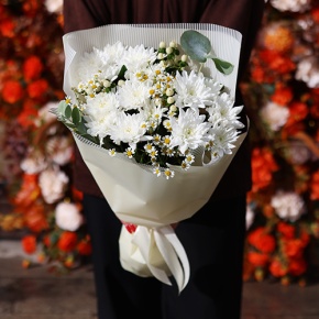 Букет "Маленькая радость" из хризантем, гиперикума и ромашек в Серпухове