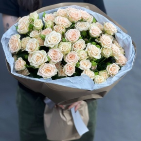 Нежный букет из 17 кремовых кустовых роз (60 см) в Серпухове