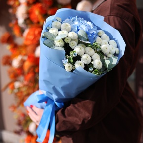 Букет "Белое небо" из хризантем Ньютон, оксипеталума и гортензии в Серпухове