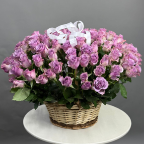 Композиция в корзине из 131 кенийской розы (40 см) в Серпухове