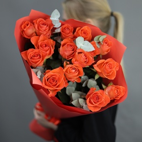 Букет из 15 морковных роз с эвкалиптом (70 см) в Серпухове