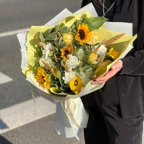 Букет "Здравствуй, осень" из подсолнухов, калл, паникума, пионовидных роз Баттеркап, диантусов, альстромерий и питаспорума в Серпухове