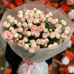 Букет из 35 нежных кустовых роз (40 см) в Серпухове