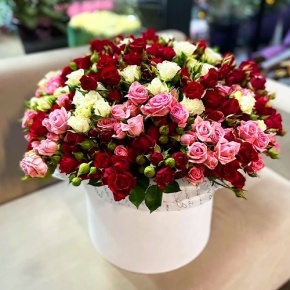 Композиция в шляпной коробке из 101 кустовой розы микс (50 см) в Серпухове