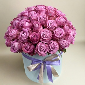 Композиция в шляпной коробке из 51 розы Меритим в Серпухове