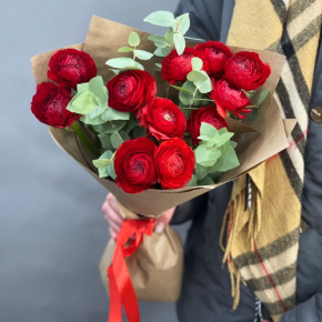 Букет из 11 ранункулюсов и эвкалипта в Серпухове