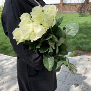 Букет из 9 белых роз (70 см) в Серпухове