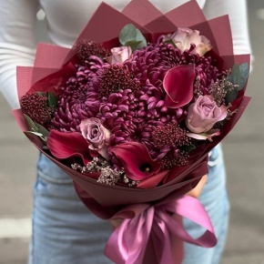 Букет "Импульс" из скиммии, калл, роз и хризантем Бигоуди в Серпухове