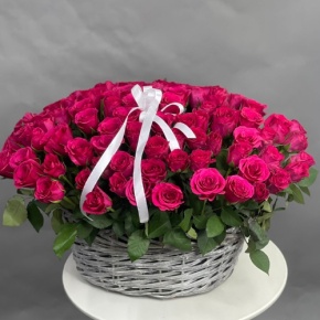 Композиция в корзине из 101 малиновой розы (40 см) в Серпухове
