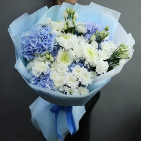 Букет "Океан любви" из Голландских гортензий, диантусов, хризантем Магнум и эустом в Серпухове
