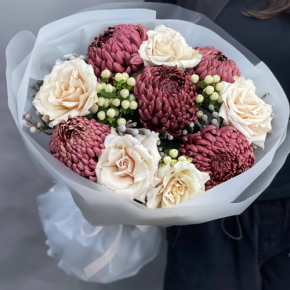 Букет "Всё что тебе касается" из хризантем Бигоуди, роз Эквадор Квиксенд и гиперикума в Серпухове