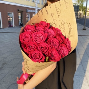 Букет из 15 роз Шангрила в крафте (60 см) в Серпухове