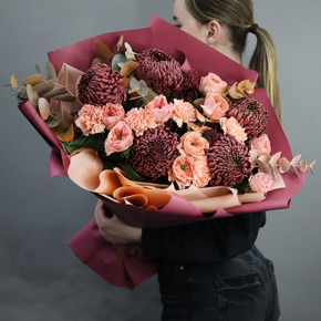 Букет "Осенний блюз" из хризантем Бигоуди, диантусов, скиммии и роз Риджентс парк  в Серпухове