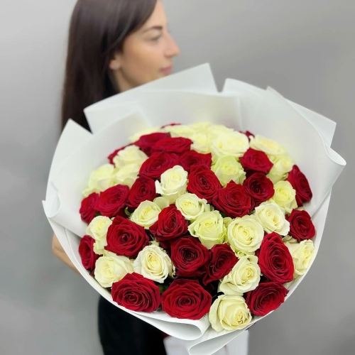 Букет из 51 красно-белой розы 70 см в Серпухове