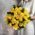 Букет из 25 лимонных роз с рускусом (40 см) в Серпухове Букет из 25 лимонных роз с рускусом (40 см) в Серпухове