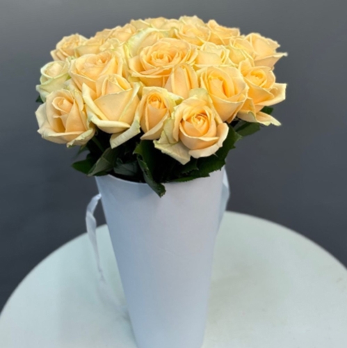 25 кремовых роз в конусе в Серпухове