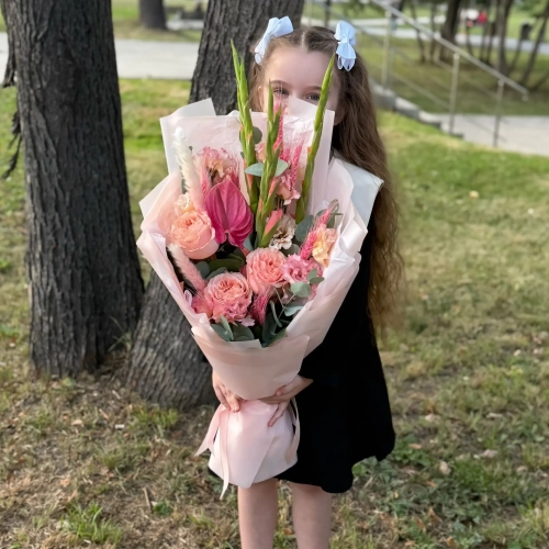 Букет на 1 сентября с гладиолусами, розами и антуриумом в Серпухове