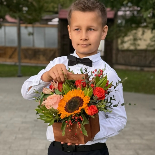 Деревянный ящик с подсолнухом, розами и калиной в Серпухове