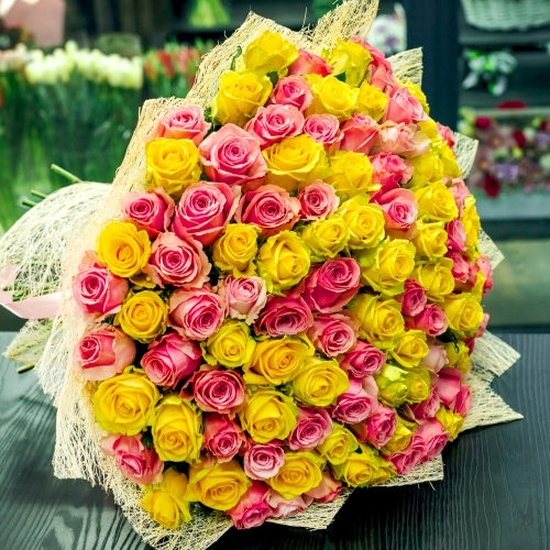 Букет из 101 розовой и лимонной розы (50 см) в Серпухове