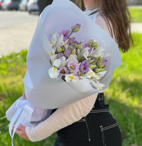 Букет "Вива ла дива" из эустом и ирисов в Серпухове